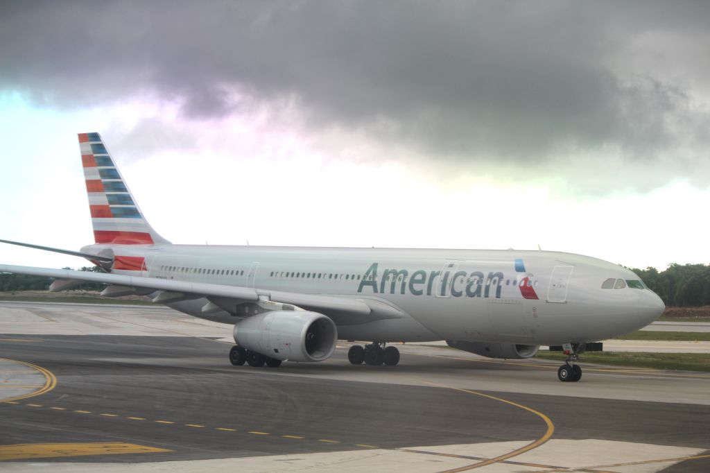 Airbus A330-200 (N290AY)