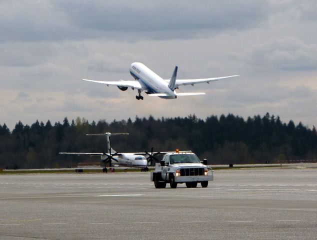 Boeing 777-200 (N795UA)