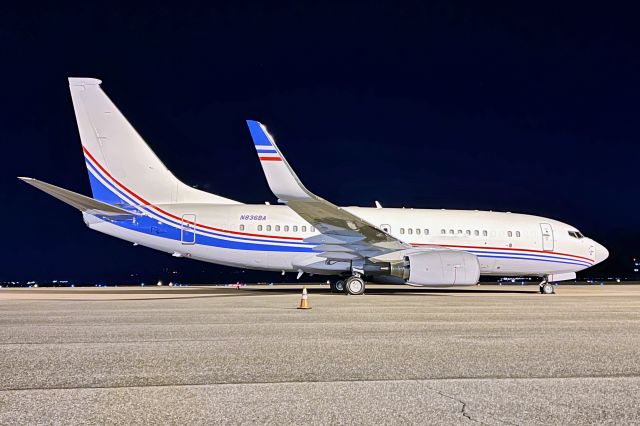 Boeing 737-700 (N836BA)