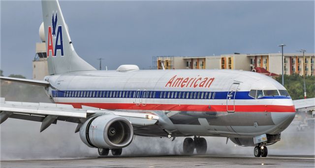 Boeing 737-800 (N921NN) - AmericanAirlines AAL1136 B737-800 N921NN slashing to a full stop after landing from Miami Intl (MIA). It was wonderful to see the polish metal around again. 22/08/2020