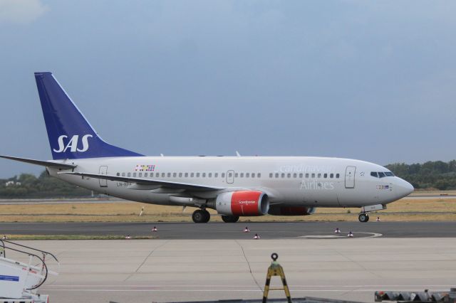 Boeing 737-700 (LN-RPK) - SAS Scandinavian Airline System (SK) LN-RPK B737-783 [cn28317]br /Düsseldorf (DUS). SAS flight SK818 taxis to the gate after arriving from Oslo (OSL). br /Taken from the Terminal.br /2018 08 09br /a rel=nofollow href=http://alphayankee.smugmug.com/Airlines-and-Airliners-Portfolio/Airlines/EuropeanAirlines/SAS-Scandinavian-Airline-System-SK/https://alphayankee.smugmug.com/Airlines-and-Airliners-Portfolio/Airlines/EuropeanAirlines/SAS-Scandinavian-Airline-System-SK//a