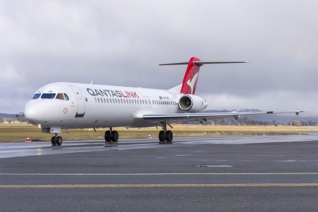 Fokker 100 (VH-NHP) - Network Aviation (VH-NHP) Fokker 100, in new Qantaslink "new roo" livery, taxiing at Wagga Wagga Airport.