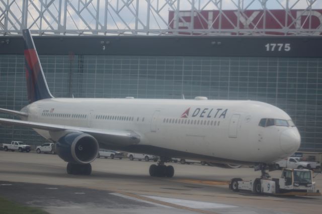 BOEING 767-400 (N339MH)