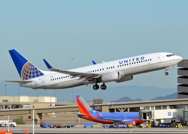 Boeing 737-800 (N73270)