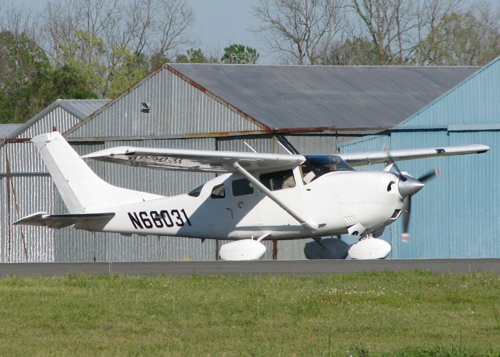 Cessna 206 Stationair (N66031) - Turning onto runway 14 for take off from the Shreveport Downtown airport.