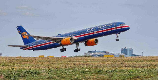 BOEING 757-300 (TF-ISX) - Icelandair (100 Years Independence Livery)