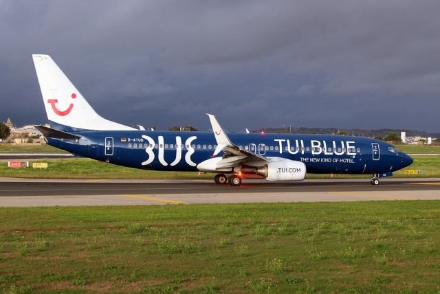 Boeing 737-800 (D-ATUD) - Taxiing to Park 9 - 14th October 2018 - TUI Blue livery