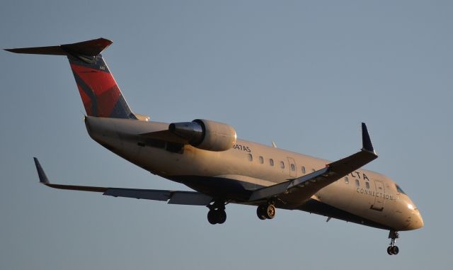 Canadair Regional Jet CRJ-200 (N847AS) - Late afternoon landing at McGhee Tyson, Alcoa, TN (TYS)