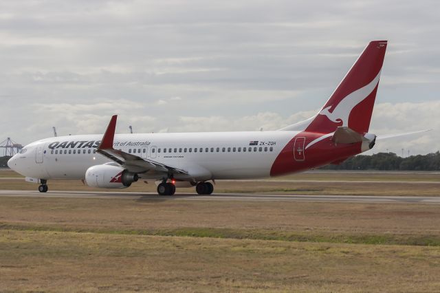 Boeing 737-800 (ZK-ZQH) - flashing the beacon as QFA124 heading to Auckland