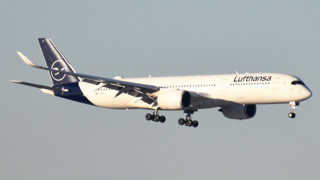 Airbus A350-900 (D-AIXM) - Arriving from Munich!