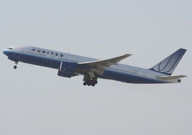 Boeing 777-200 (N795UA)