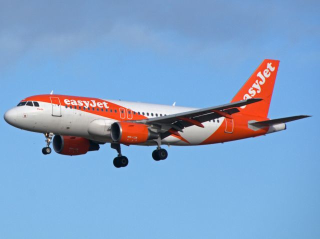 Airbus A319 (G-EZDM)