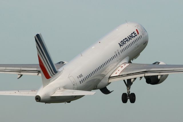 Airbus A320 (F-GKXE) - Airbus A320-214, Brest Guipavas Regional Airport (LFRB-BES)