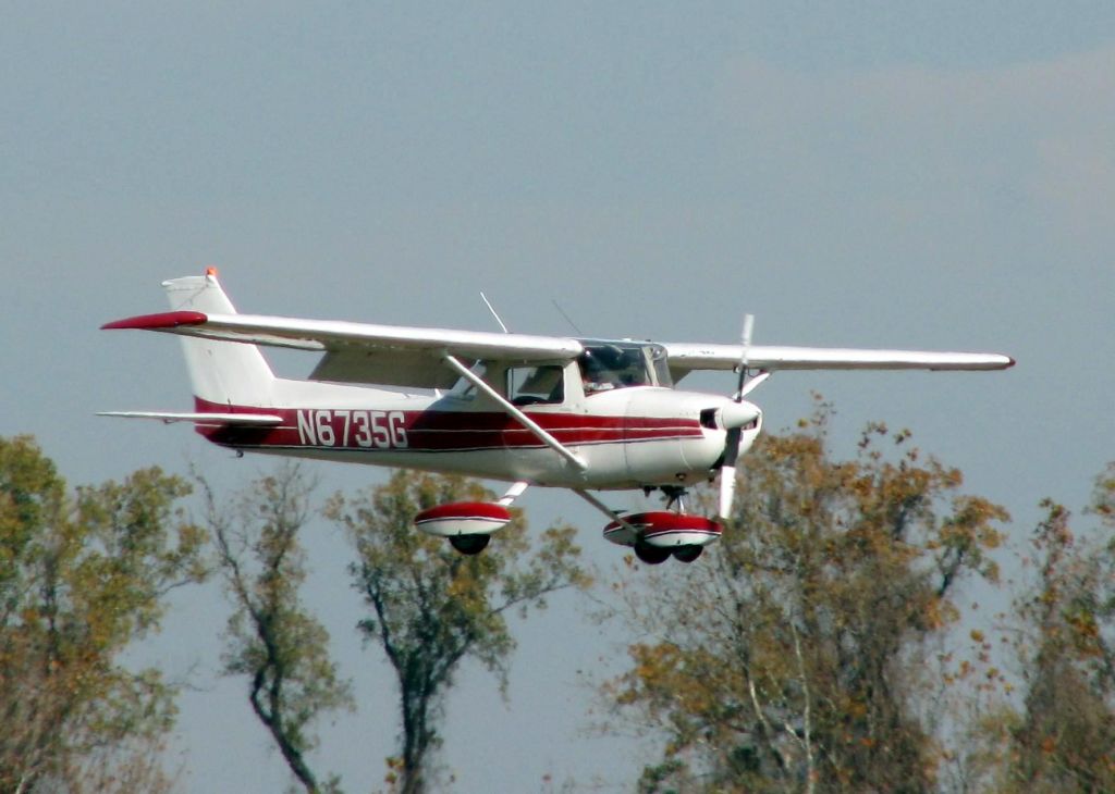 Cessna Commuter (N6735G) - Landing on Rwy 14 at Downtown Shreveport.