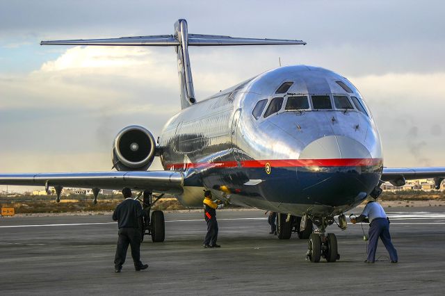 McDonnell Douglas MD-87 (N204AM) - Arriving at the tarmac, everyone runs to a speedy turnaround