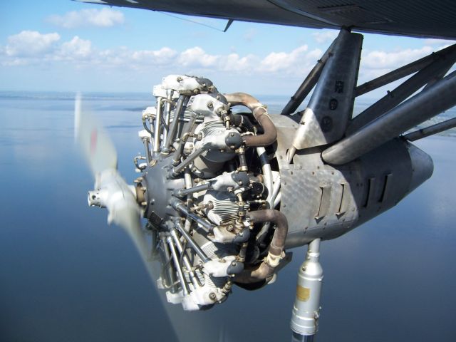 Ford Tri-Motor (NAC8407) - engine #3 in flight