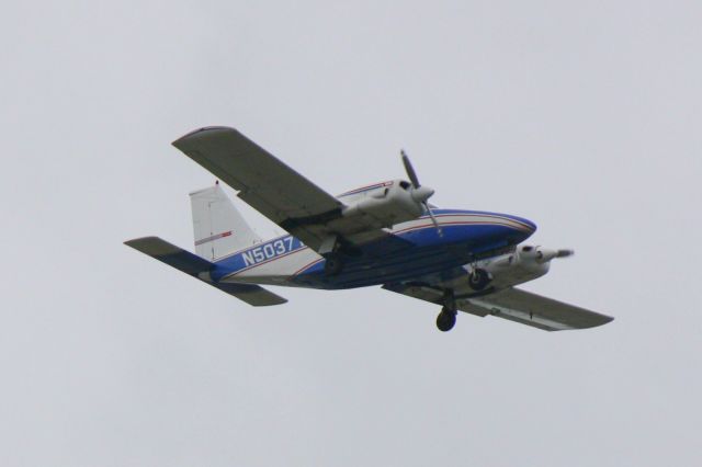 Piper Seneca (N5037T) - Piper Seneca (N5037T) on approach to Runway 32 at Sarasota-Bradenton International Airport
