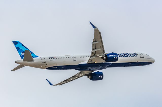Airbus A321neo (N2043J) - A JetBlue A321 neo taking off from PHX on 3/11/23. Taken with a Canon R7 and Canon 100-400 EF L II lens.