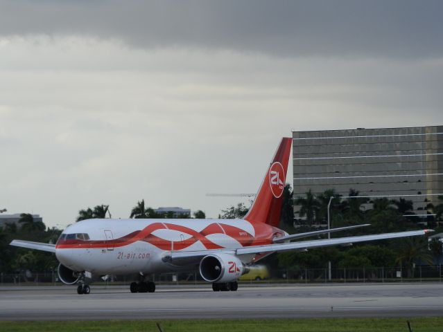 BOEING 767-200 (N999YV)