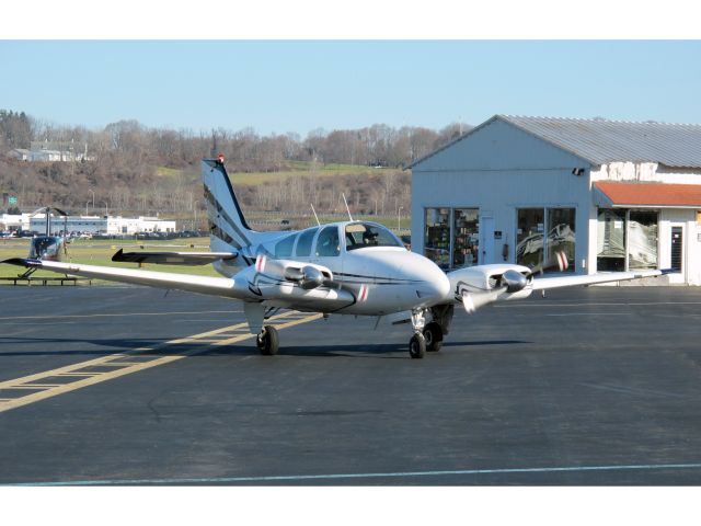Beechcraft 55 Baron (N30WC) - A very nice Baron 55 taxiing in.