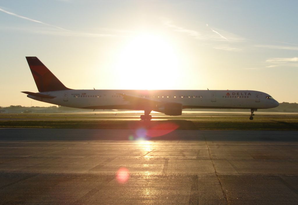 BOEING 757-300 (N590NW)