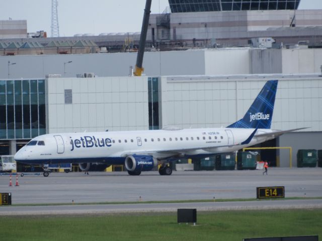 Embraer ERJ-190 (N258JB)