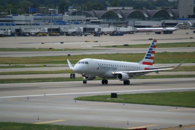 Embraer 175 (N437YX)