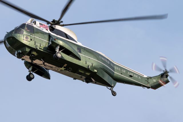 15-9359 — - Marine One approaching the White House's south lawn after a flight from Joint Base Andrews