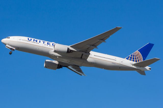 Boeing 777-200 (N214UA)