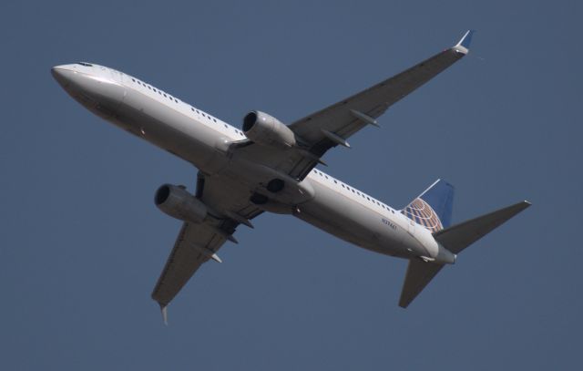 Boeing 737-900 (N39461) - 34L Departure