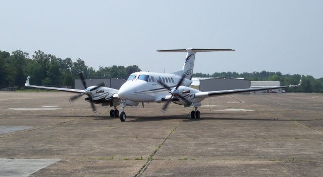 Beechcraft Super King Air 300 (N92TX) - Aircraft taxies to the JET A pumps at THA before deplaning half a dozen passengers inbound for the 2008 Bonnaroo Music Festival in nearby Manchester TN.