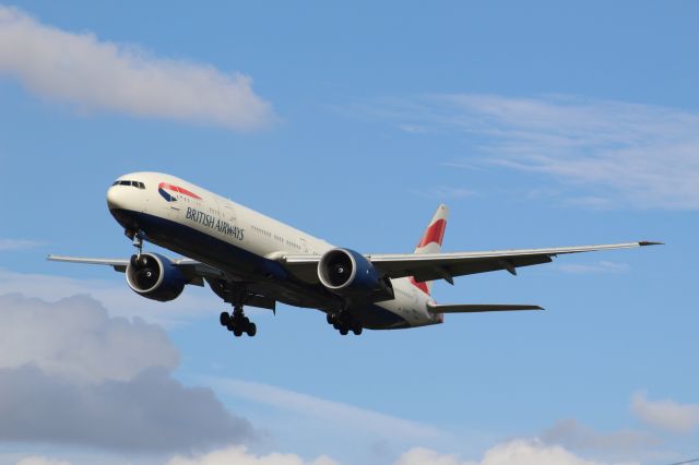 BOEING 777-300ER (G-STBD) - A British Airways B777-300ER on final approach into LHR, landing on runway 27L.br /br /Location: Myrtle Ave.br /Date: 04.09.22 (dd/mm/yy)