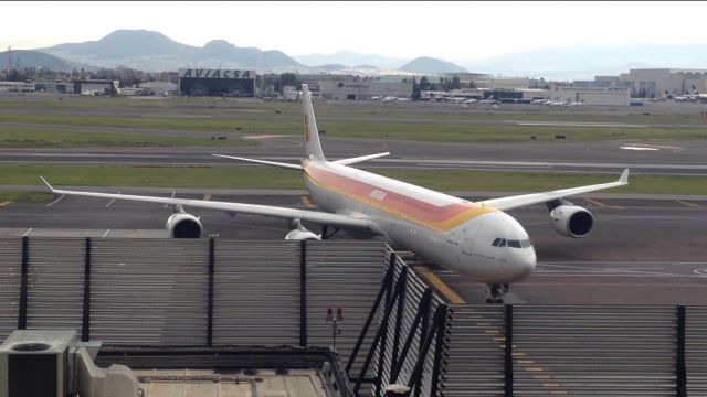 Airbus A340-500 (EC-JLE) - Aeropuerto Internacional de la Ciudad de México T1, Llegando a plataforma, puerta 22. IBE6403. 13/06/15