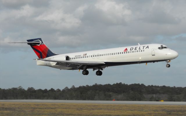 Boeing 717-200 (N949AT) - Delta Air Lines B717-200 just before touching down on RWY 18 at TLH