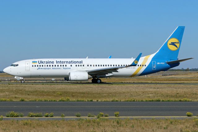 Boeing 737-700 (UR-PSC)