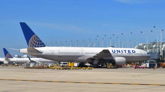 Boeing 777-200 (N785UA) - United Boeing 777-222(ER) N785UA in Chicago 