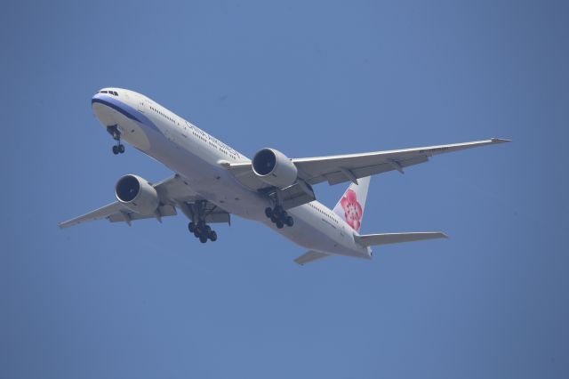 BOEING 777-300ER (B-18001)