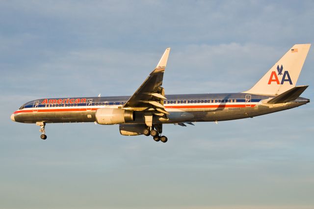 Boeing 757-200 (N606AA) - N606AA -American Airlines B757 sunset arrival over the numbers !