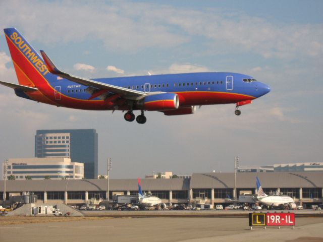 Boeing 737-700 (N257WN) - Landing on RWY 19R