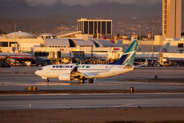 Boeing 737-700 (C-FWSO) - Photo taken by Jorge Chavez