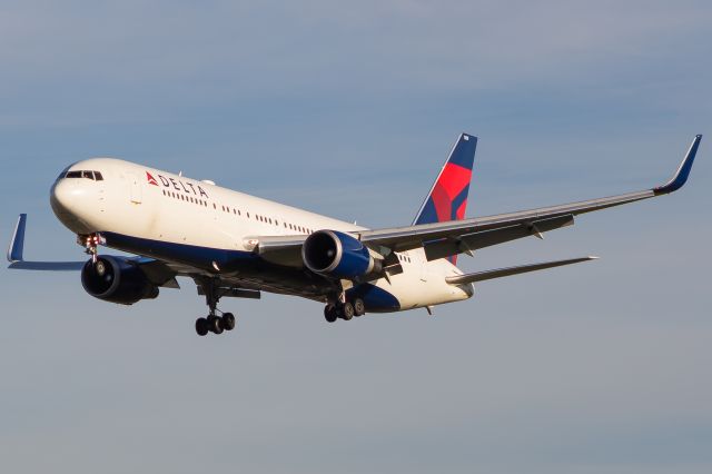 BOEING 767-300 (N169DZ)