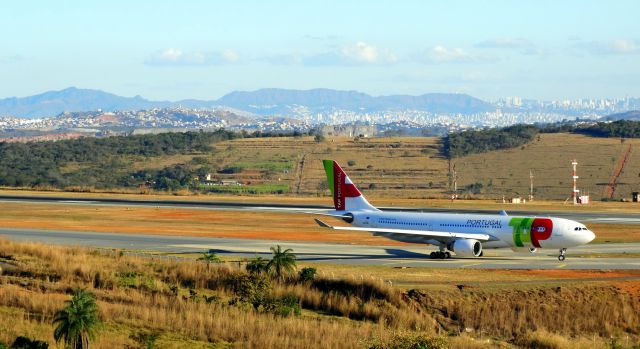 Airbus A330-200 (CS-TOE)