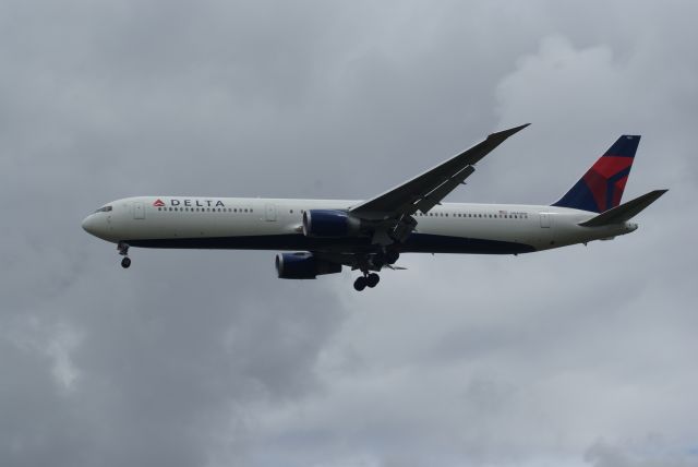 BOEING 767-400 (N840MH) - Delta B767-432ER cn1816