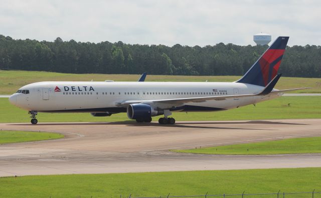 BOEING 767-300 (N1200K)