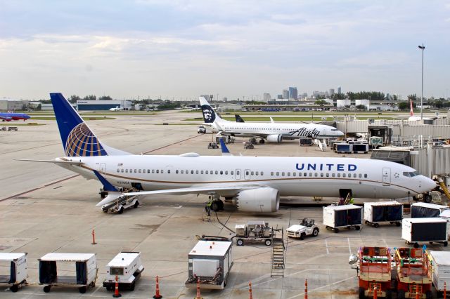 Boeing 737 MAX 9 (N37504)