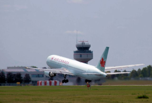 BOEING 767-300 (C-GDUZ)