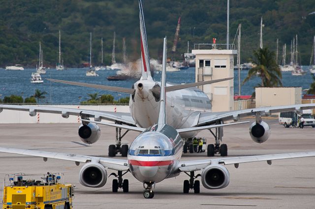 Boeing 737-800 (N940AN)