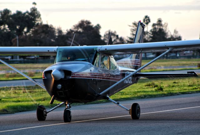 Cessna Skyhawk (N915L)