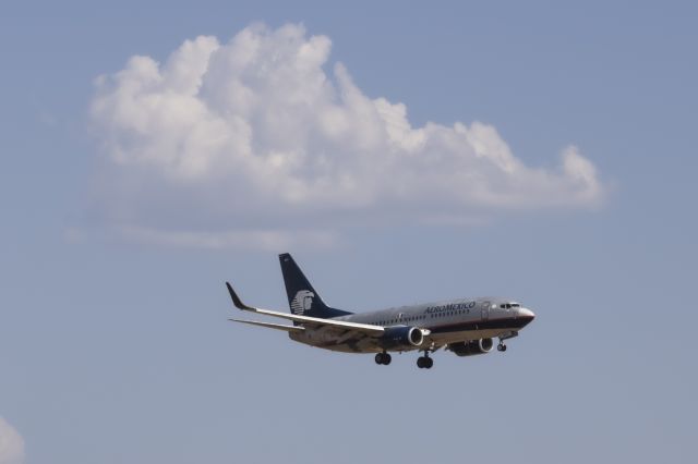 Boeing 737-700 (N997AM) - Aeromexico´s only aircraft with "painted in silver" fuselage instead of its classic "polished fuselage" scheme