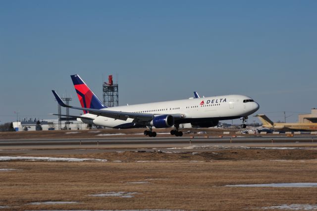 BOEING 767-300 (N1604R)